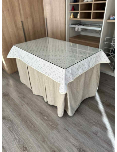 Ropa de mesa chenilla 8 pliegues color Beige con Tapete Lazos
