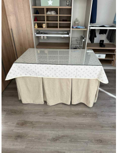 Ropa de mesa chenilla 8 pliegues color Beige con Tapete Lazos 2