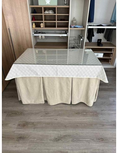 Ropa de mesa chenilla 8 pliegues color Beige con Tapete Rombos