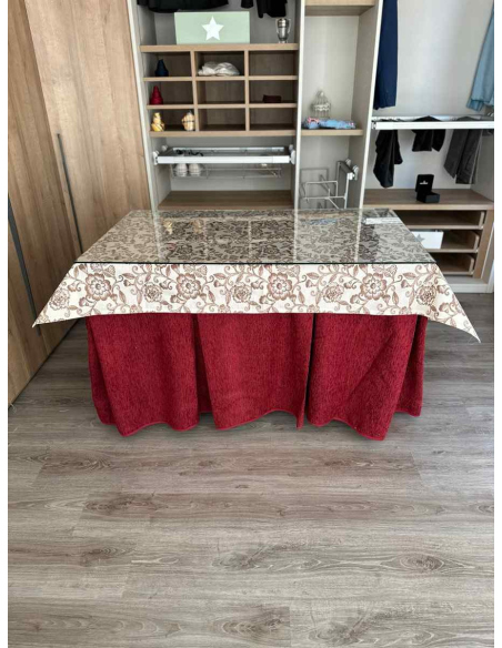 Ropa chenilla 8 pliegues color Rojo con Tapete Planta