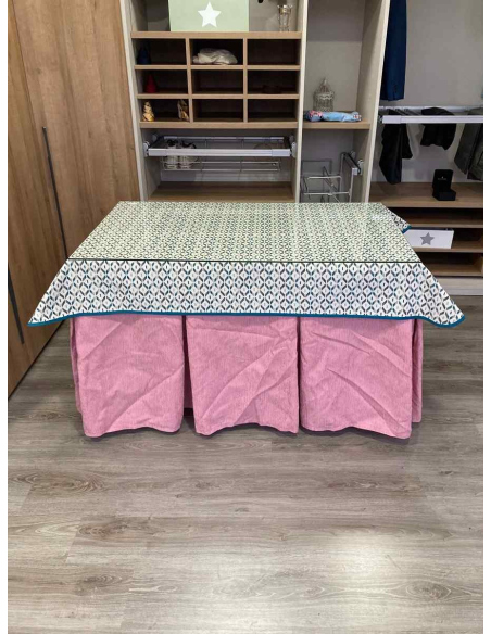 Ropa de Mesa Camilla Chenilla 10 Pliegues color Rosa Pastel con Tapete Geo
