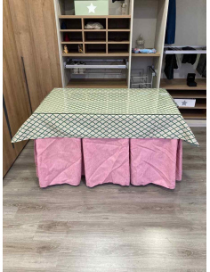 Ropa de Mesa Camilla Chenilla 10 Pliegues color Rosa Pastel con Tapete Libano Verde 2