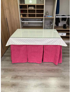 Ropa de Mesa Camilla Chenilla 10 Pliegues color Rosa Chicle con Tapete Crema 2