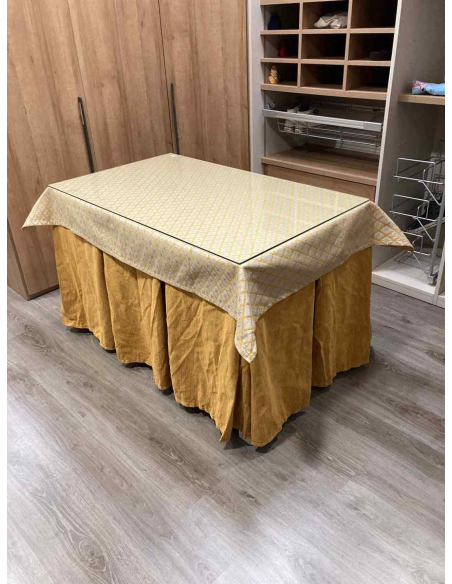 Ropa de Mesa Camilla Chenilla 10 Pliegues color Mostaza con Tapete Libano Mostaza