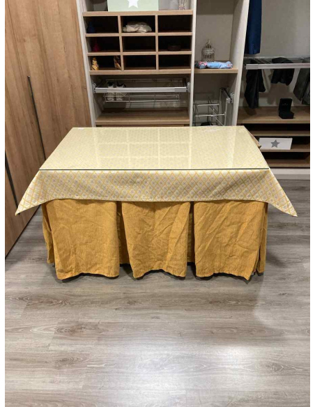 Ropa de Mesa Camilla Chenilla 10 Pliegues color Mostaza con Tapete Libano Mostaza