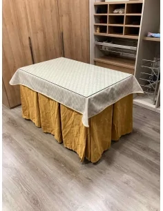 Ropa de Mesa Camilla Chenilla 10 Pliegues color Mostaza con Tapete Crema