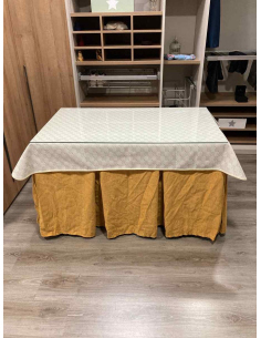 Ropa de Mesa Camilla Chenilla 10 Pliegues color Mostaza con Tapete Crema 2