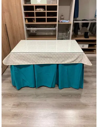 Ropa de Mesa Camilla Chenilla 10 Pliegues color Azul con Tapete Crema Ropa de Mesa Camilla Chenilla 10 Pliegues color Azul con Tapete Crema