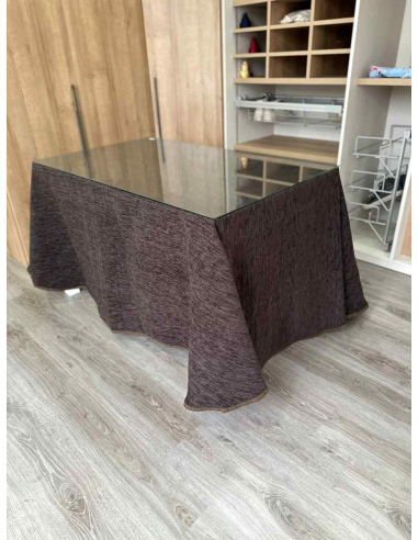 Ropa de mesa chenilla sin pliegues color marron chocolate.
