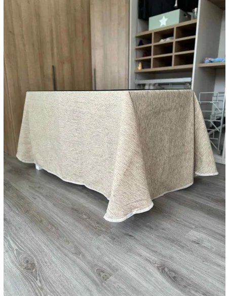 Falda para mesa rectangular en color beige y tejida con chenilla