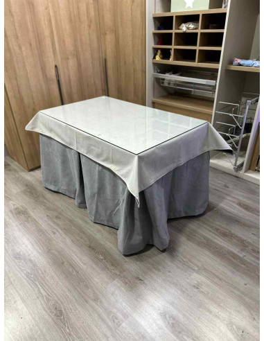 Ropa de Mesa Camilla Antimanchas Aterciopelada Triplegrueso color Gris con Tapete Liso Marfil