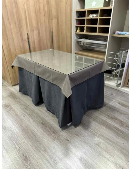 Ropa de Mesa Camilla Antimanchas Aterciopelada Triplegrueso color Grafito con Tapete Liso Chocolate