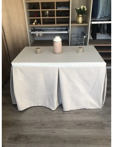 Ropa de Mesa Antimanchas con Tejido Triplegrueso Color Beige con tapete cosido