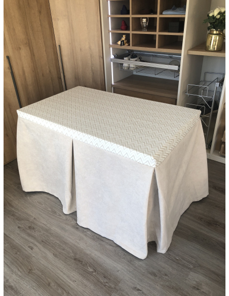 Ropa de Mesa Antimanchas con Tejido Triplegrueso Color Beige con tapete cosido
