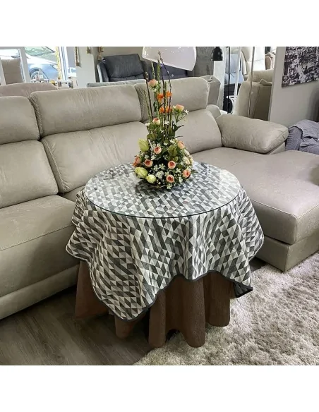 Conjunto Mesa Redonda + Ropa Chenilla Costura Reforzada color Chocolate Multimedida con Tapete Picasso