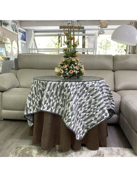 Conjunto Mesa Redonda + Ropa Chenilla Costura Reforzada color Chocolate Multimedida con Tapete Picasso