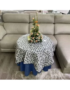 mesa con ropa camilla azul