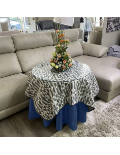 mesa con ropa camilla azul 2