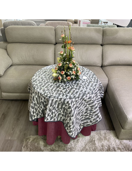 mesa con ropa camilla roja