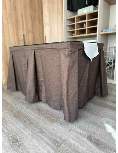 Ropa de Mesa Camilla Moderna Antimanchas color Chocolate con Camino Gris Perla